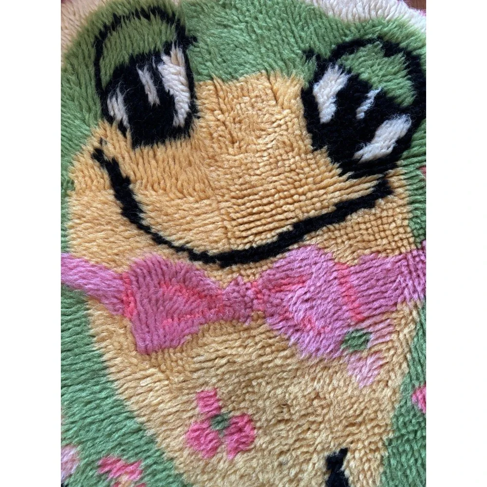 Handmade Tufted Frog Flower round rug vintage